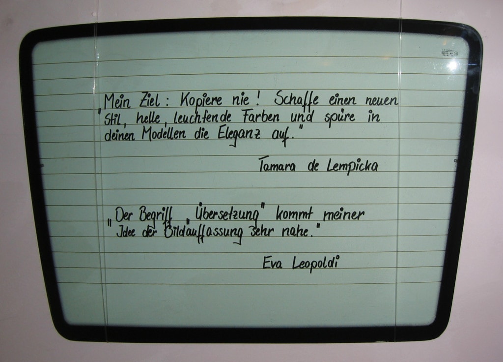 Eine beschriebene Heckscheibe eines Autos dient bei Eva Leopoldi als künstlerische Möglichkeit, Kunst zu zeigen