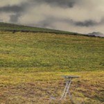 Skurilles Foto eines Bügelbrettes mit Wodkaflasche - Niederbayern lebt Fotografie von Eva Leopoldi