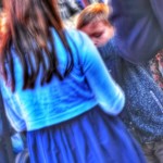 Perseverance of the younger children - Portraits Fotografie von Eva Leopoldi aus dem Bereich #menschliches. Zu sehen ist ein Mädchen von hinten und ein kleiner Junge, der vor ihr steht. Die Kinder sind in Bewegung.