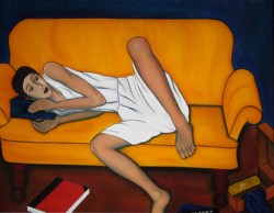 Camille - Malen oder Putzen von Eva Leopoldi nach Die Liegende von Otto Müller vor So oder anders von Diesem oder Jenem Ein Seidengemälde von Eva Leopoldi, das eine traurige junge Frau liegend auf einem knallgelben Sofa zeigt